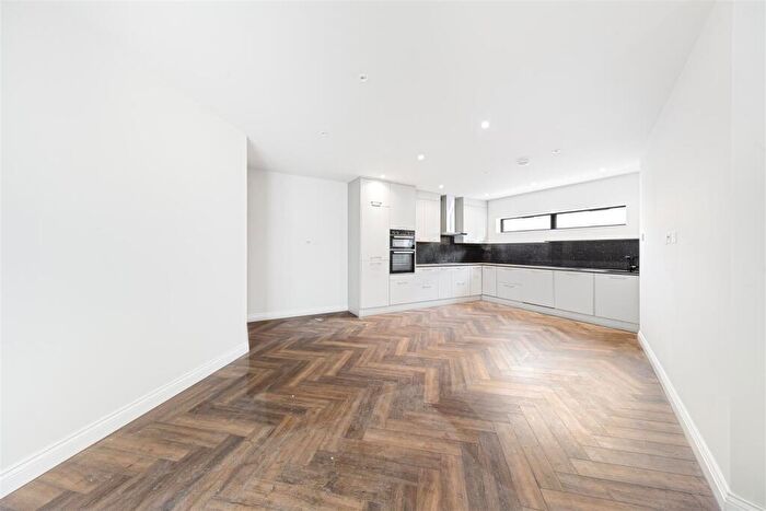 2 Bedroom Flat For Sale In Dalton Street, London, SE27
