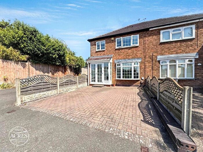 3 Bedroom Semi-Detached House For Sale In Lechlade Road, Great Barr, Birmingham, B43