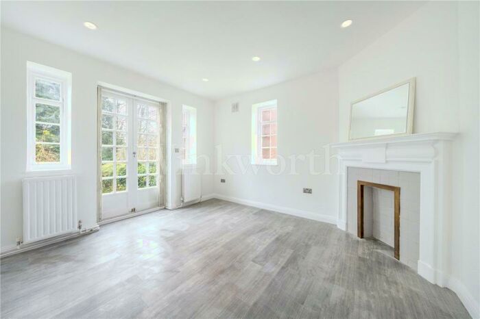 3 Bedroom Apartment To Rent In Lyttelton Road, London, N2
