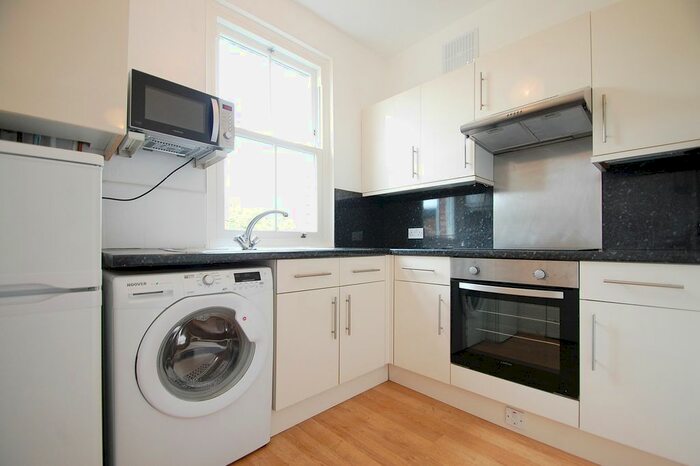 3 Bedroom Flat To Rent In Kings Avenue, Clapham, SW4