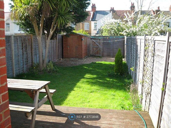 Studio To Rent In Kings Avenue, Watford, WD18