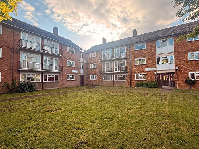1 Bedroom Flat For Sale In Whipperley Ring, Luton, LU1