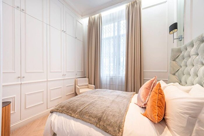 1 Bedroom Flat For Sale In Gloucester Gardens, Bayswater, London, W2