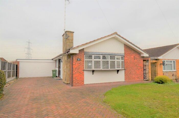 3 Bedroom Bungalow To Rent In Beauchamps Drive, Wickford SS11