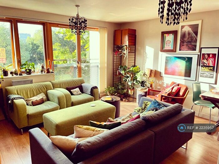 2 Bedroom Flat To Rent In Roundwood Court, London, E2