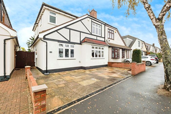 4 Bedroom Semi Detached House For Sale In Blacksmiths Lane, Rainham, RM13