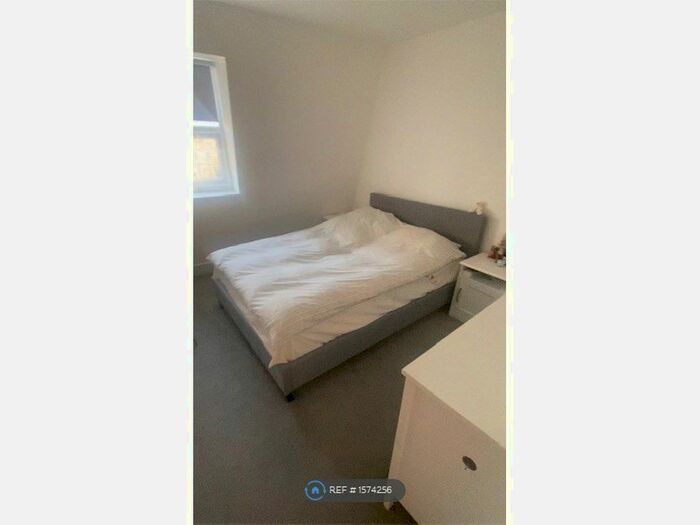 2 Bedroom Flat To Rent In Wandsworth Road, London, SW8