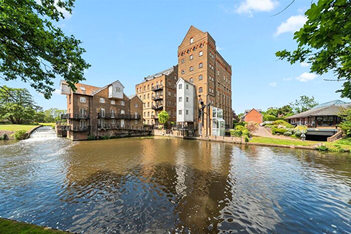 2 Bedroom Flat For Sale In Coxes Lock, Addlestone, KT15