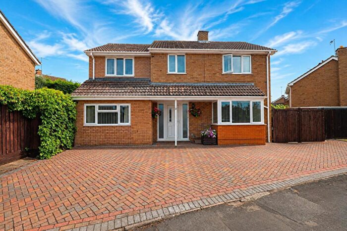6 Bedroom Detached House For Sale In Haddon Close, Rushden, Northamptonshire, NN10