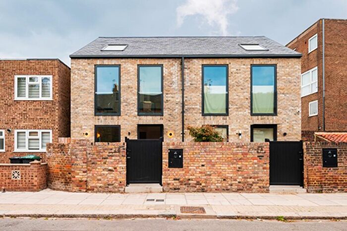 3 Bedroom House To Rent In King'S Road London, N17