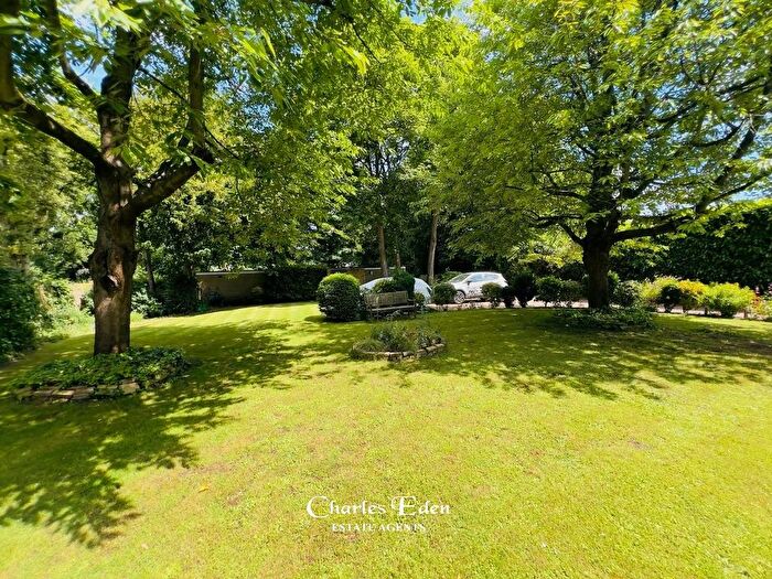 2 Bedroom Flat For Sale In The Avenue, Beckenham, BR3