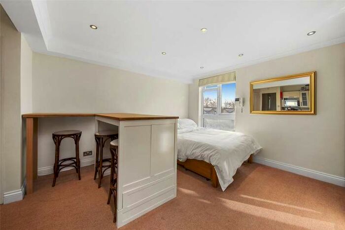 Flat To Rent In Clifford Court, 24-25 Kensington Gardens Squar, W2