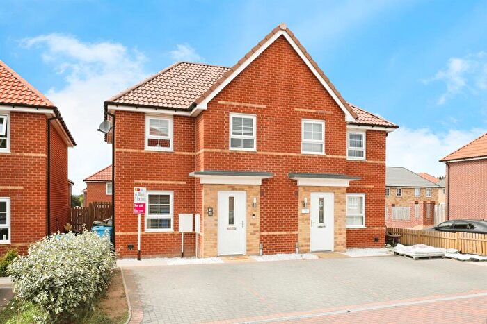 3 Bedroom Semi-Detached House For Sale In Farleigh Drive, Harworth, Doncaster, DN11
