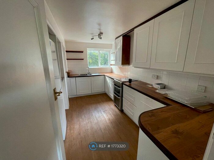 2 Bedroom Flat To Rent In Whetstone, London, N20