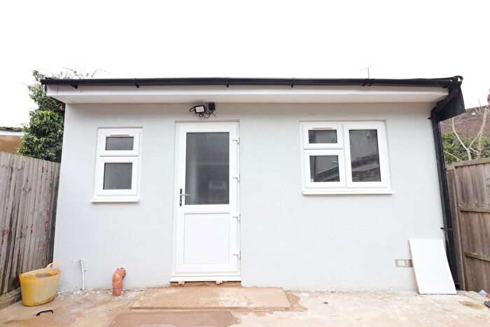 Studio To Rent In Dunstable Road, LU4