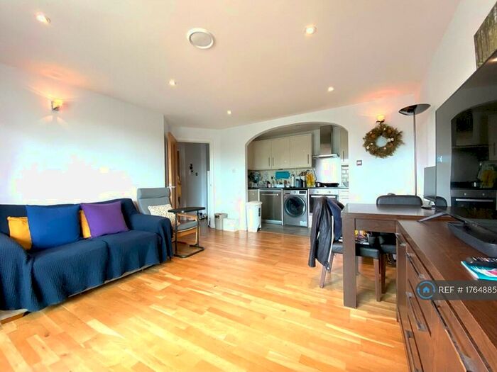 2 Bedroom Flat To Rent In Tower Point, Enfield, EN2