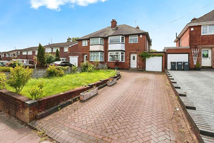 3 Bedroom Semi-Detached House For Sale In Flaxley Road, Birmingham, B33