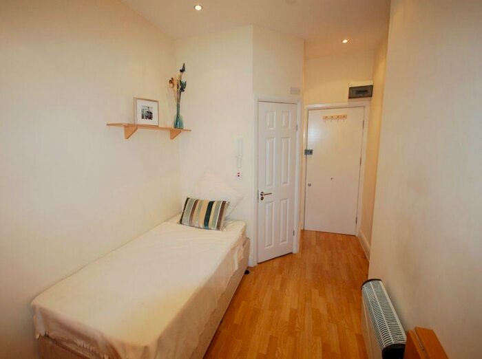 Studio To Rent In Gunterstone Road, West Kensington, W14