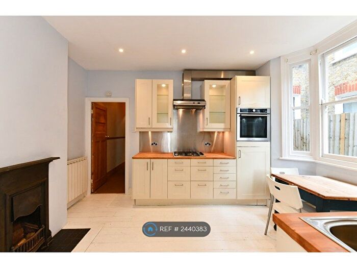 2 Bedroom Flat To Rent In Tooting, London, SW17