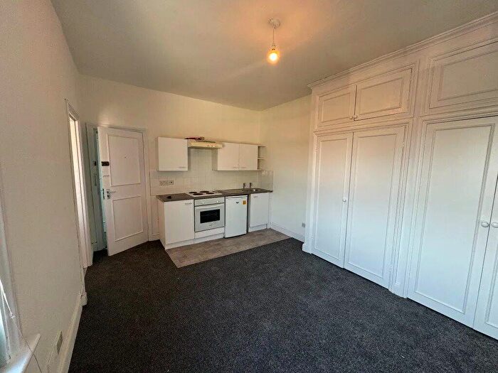 Flat To Rent In High Road, Willesden Green, NW10