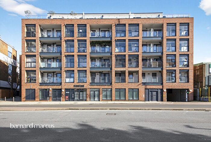 3 Bedroom Flat For Sale In High Road, London, N20