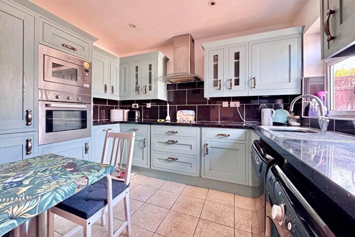 3 Bedroom End Of Terrace House For Sale In Mariners Drive, Swanage, BH19 - Photo 6