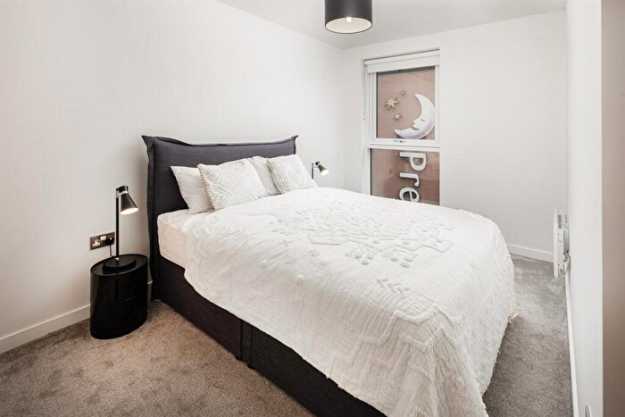 2 Bedroom Apartment To Rent In Slate Yard - Bed, M3