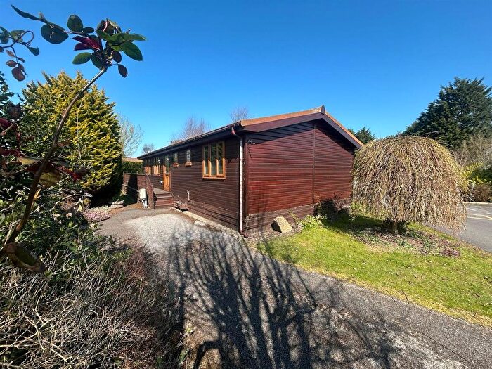 2 Bedroom Mobile/park Home For Sale In Hull Road, Wilberfoss, York, YO41