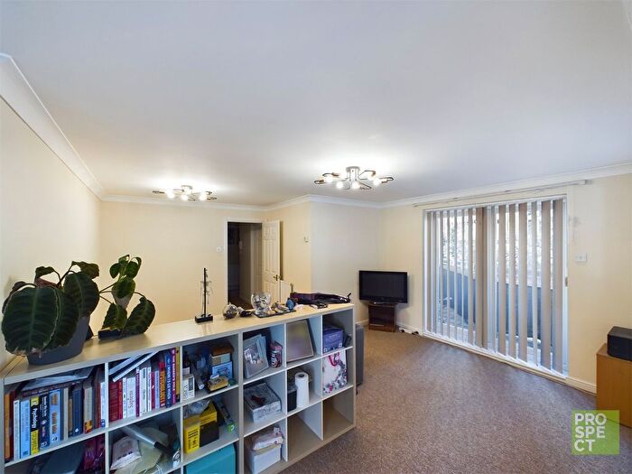 2 Bedroom Flat For Sale In Grantley Heights, Kennet Side, Reading, Berkshire, RG1
