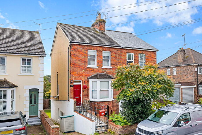 2 Bedroom Maisonette For Sale In Earlsbrook Road, Redhill, RH1