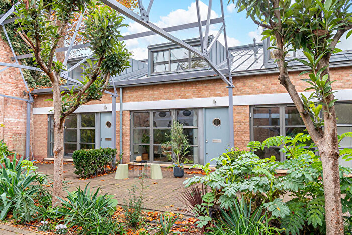 2 Bedroom Mews For Sale In Buckingham Road, De Beauvoir, London, N1