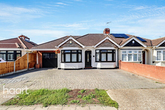 4 Bedroom Semi-Detached Bungalow For Sale In Parsonage Road, Rainham, RM13