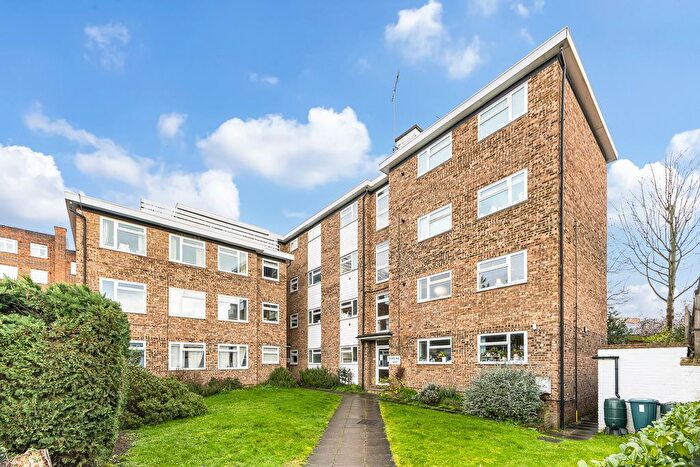 2 Bedroom Flat For Sale In Queens Road, Kingston Upon Thames, KT2