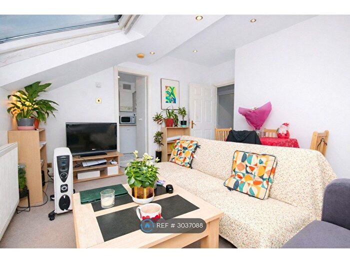 1 Bedroom Flat To Rent In Grovelands Road, London, N15