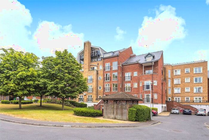2 Bedroom Flat To Rent In Aveley House, Iliffe Close, Reading, Berkshire, RG1
