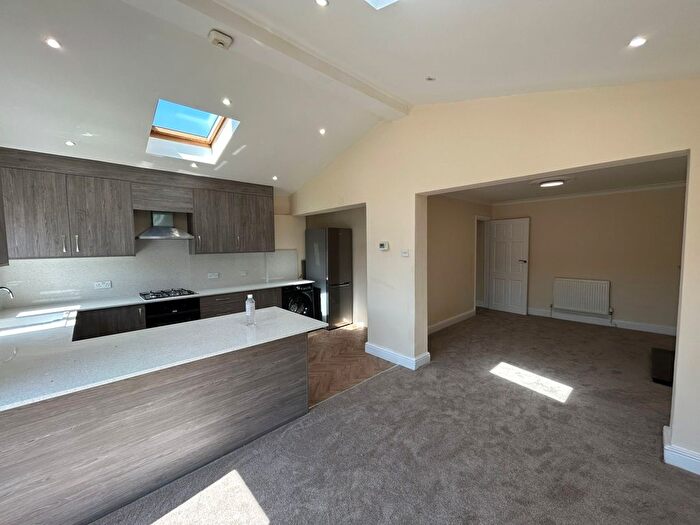6 Bedroom Semi-Detached House To Rent In Hounslow, TW5