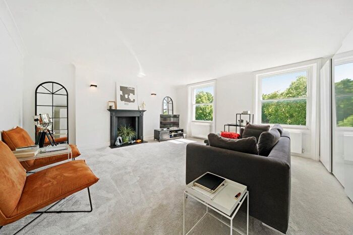 3 Bedroom Flat To Rent In Royal Crescent, London, W11