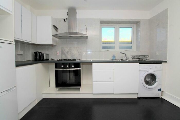 3 Bedroom Flat To Rent In Alphabet Square, Bow, London, E3