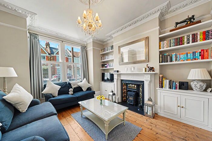 2 Bedroom Flat For Sale In Honeybrook Road, London, SW12