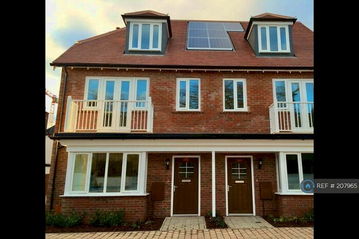 4 Bedroom Semi-Detached House To Rent In David Wildman Lane, London, NW7