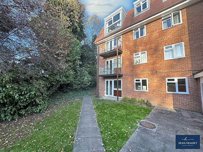 2 Bedroom Flat For Sale In Cat Hill, Barnet, EN4