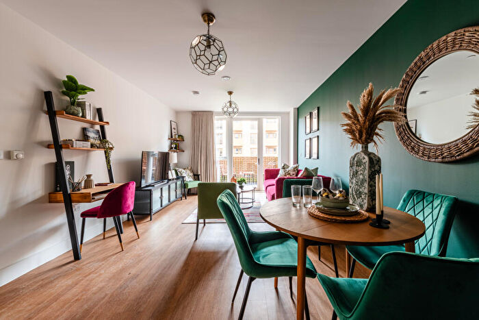 1 Bedroom Apartment For Sale In Park Rise, Sunrise Avenue, Hornchurch, Havering, RM12
