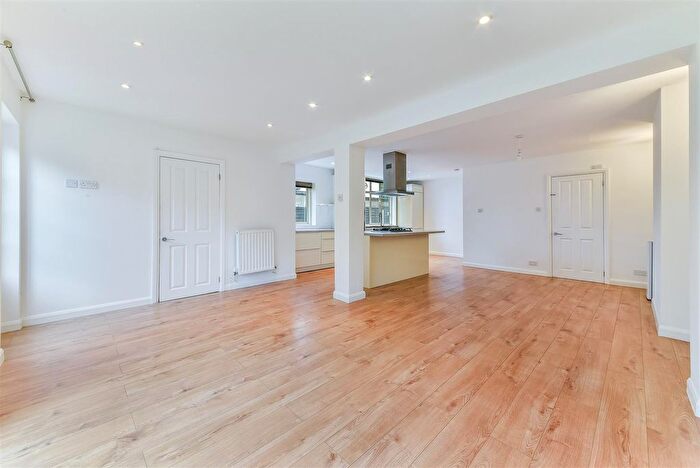 4 Bedroom Semi-Detached House To Rent In Alberta Avenue, Sutton, SM1