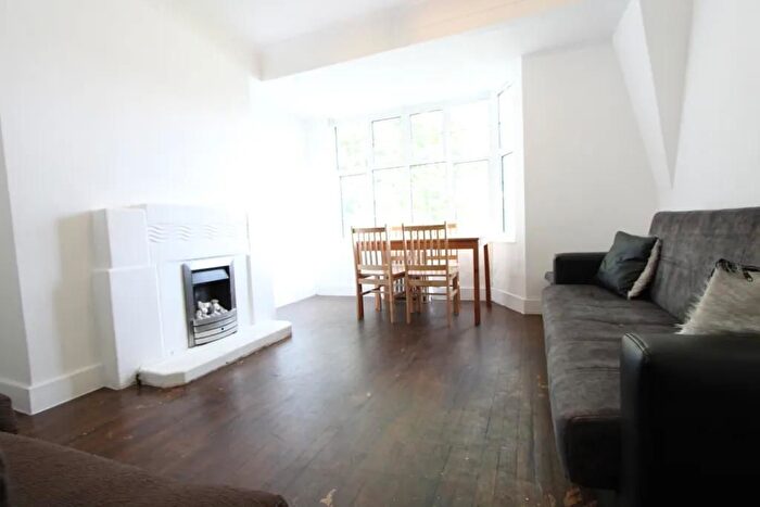 3 Bedroom Flat To Rent In Leigham Avenue, London, SW16
