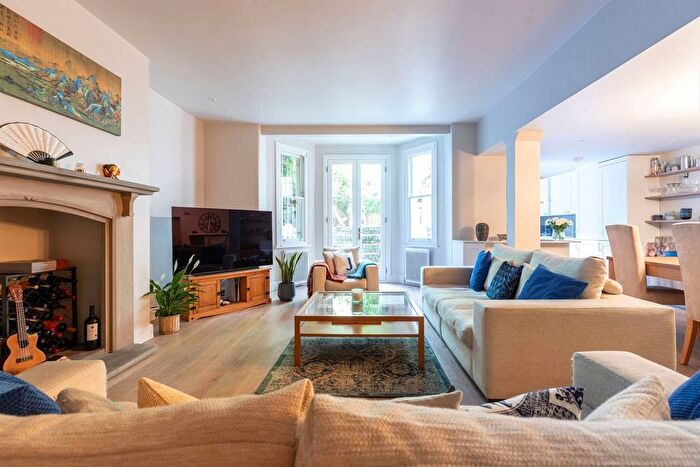 2 Bedroom Flat For Sale In Earls Court Road, Earls Court, SW5