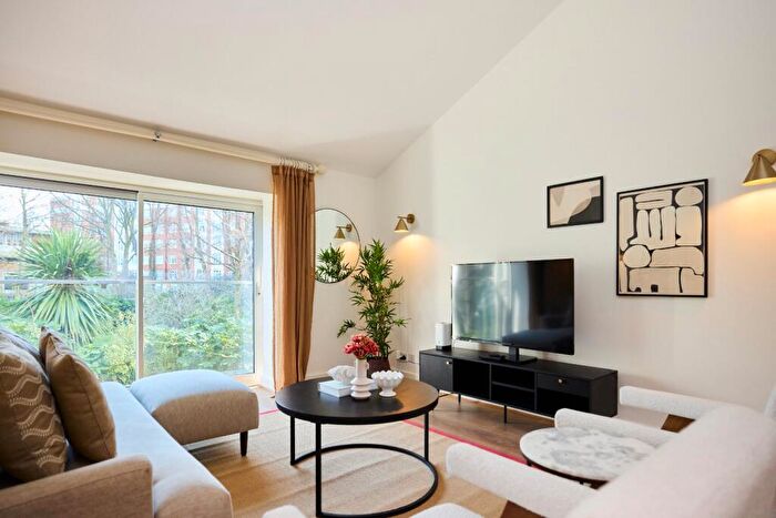 2 Bedroom Mews For Sale In Graces Mews, Abbey Road, NW8