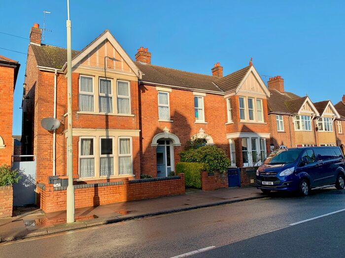 2 Bedroom Flat To Rent In Castle Road, Bedford, MK40