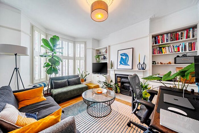 2 Bedroom Maisonette To Rent In St Anns Hill, Wandsworth, London, SW18