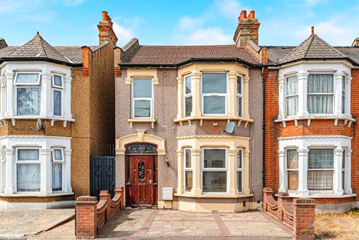 3 Bedroom End Of Terrace House For Sale In Holmwood Road, Ilford, IG3