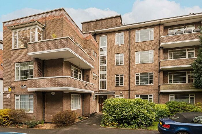 3 Bedroom Flat To Rent In Wimbledon Park Side, London, SW19